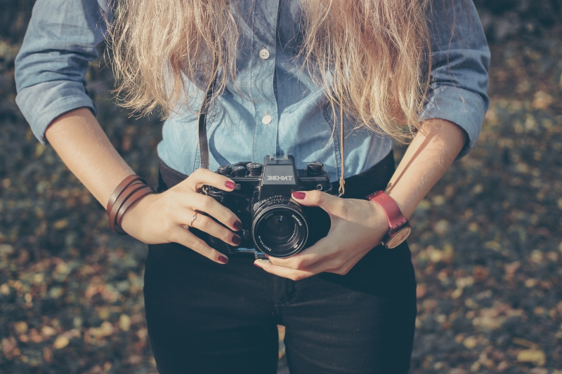 photographe--min_hand-person-girl-woman-camera-photography-614-pxhere.com